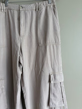 Load image into Gallery viewer, ASOS Beige Cargo (18-20)
