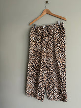 Load image into Gallery viewer, Strat Leopard Wide Leg Pant (8-10)
