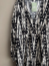 Load image into Gallery viewer, H &amp; M Black Geo Dress (L)
