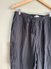 Load image into Gallery viewer, Glassons Black Crinkle Pant (16)

