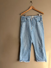 Load image into Gallery viewer, Levi Ribcage Cropped Boot Jean (32)
