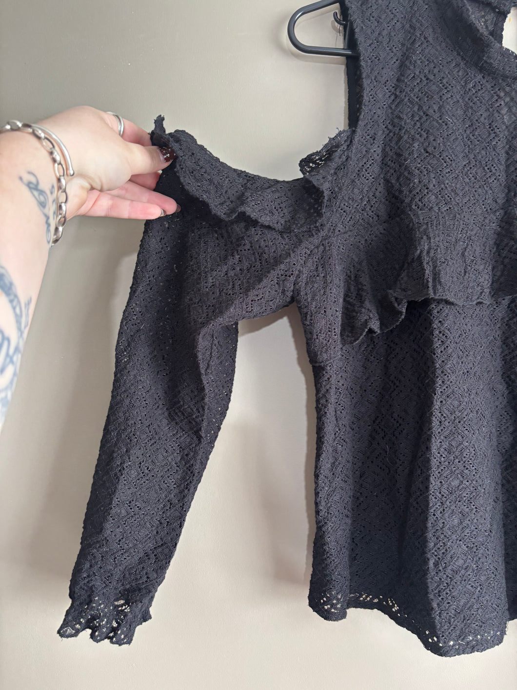 Decjuba Black Cold Shoulder Top (12/14)