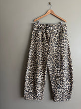Load image into Gallery viewer, Decjuba Barrel Leopard Jeans (18)
