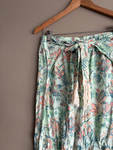 Load image into Gallery viewer, Vine Apparel Paisley Wide Leg Pant (10-12)
