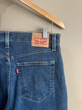 Load image into Gallery viewer, Levi High Rise Mom Jean (30)
