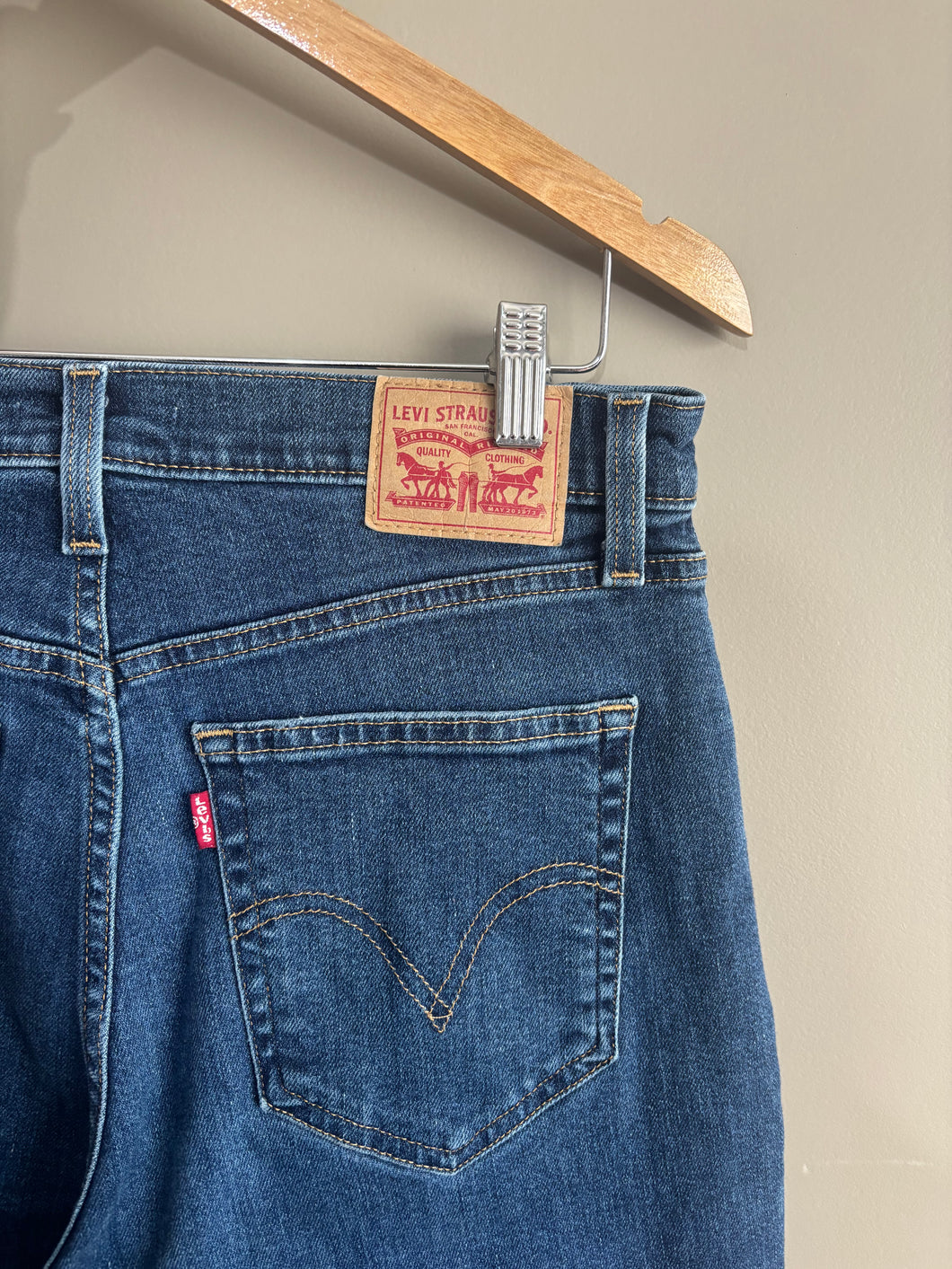 Levi High Rise Mom Jean (30)