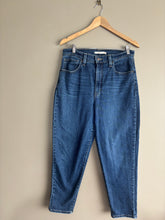 Load image into Gallery viewer, Levi High Rise Mom Jean (30)
