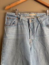 Load image into Gallery viewer, Levi Ribcage Cropped Boot Jean (32)
