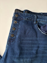 Load image into Gallery viewer, City Chic Denim Skinny Ripped Jeans (20)
